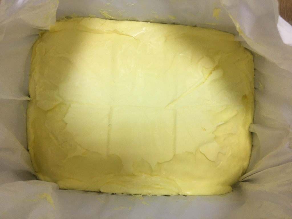 Масло сливочное несоленое Williner 82% блок 25 кг от кондитерского магазина Фрезье https://fraisier.ru