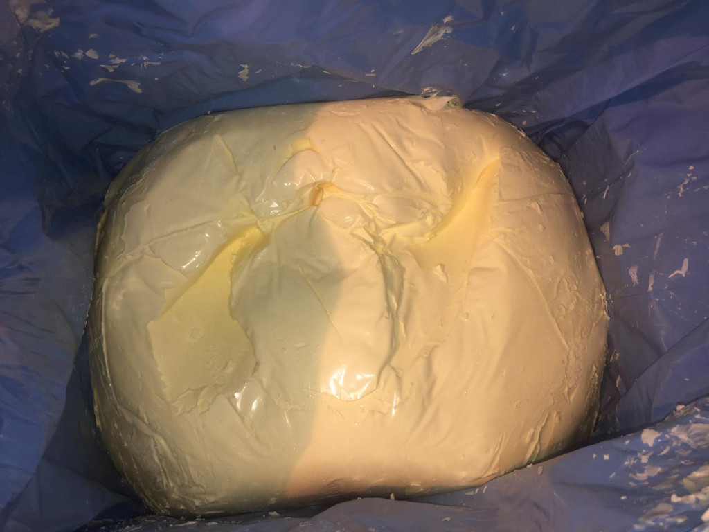 Масло монолит 25 кг 82 % Мелинкуэ / Melincue от кондитерского магазина Фрезье https://fraisier.ru